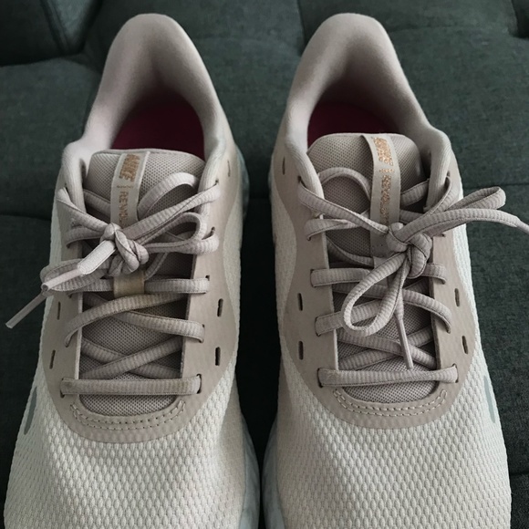 Nike Women's Revolution 5 Running Shoe Like NEW Purchased at Nordstrom Rose Gold - Picture 2 of 3